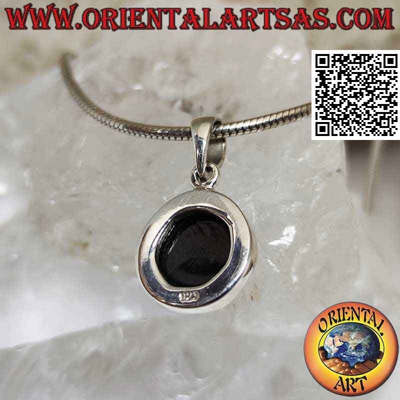 Ciondolo in argento con ambra verde tonda cabochon su montatura tonda irregolare