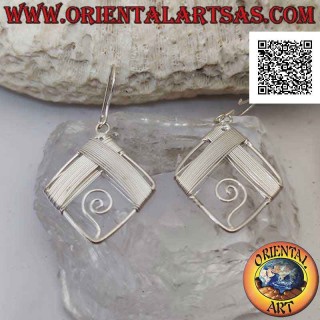 Pendientes de plata con rombos cubiertos de hilos y espiral en el interior