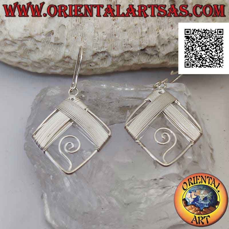 Pendientes de plata con rombos cubiertos de hilos y espiral en el interior