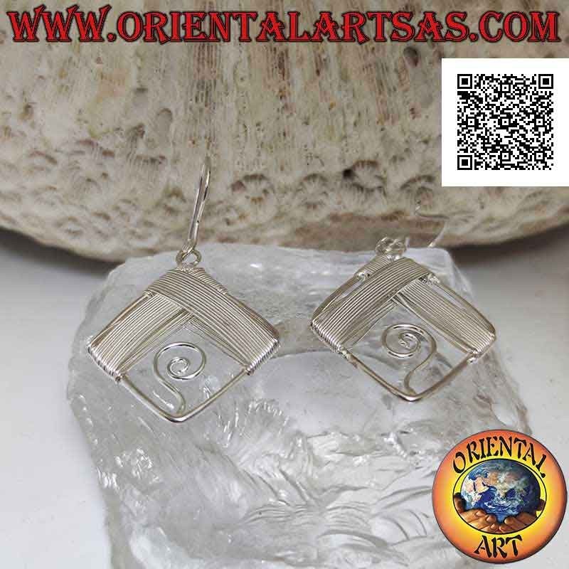 Pendientes de plata con rombos cubiertos de hilos y espiral en el interior