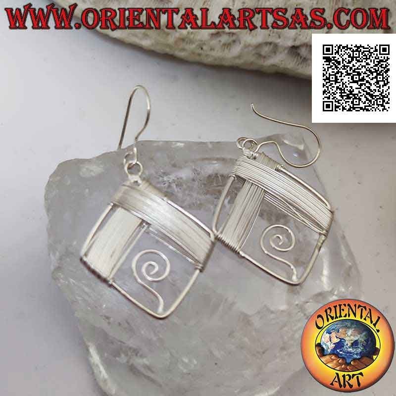 Boucles d'oreilles à levier en argent avec losange recouvert de fils et spirale à l'intérieur