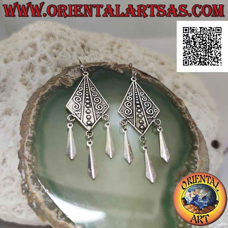 Pendientes de gancho de plata, romboide con griego en bajorrelieve y colgantes de tres puntas