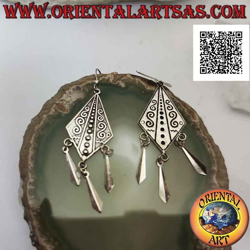 Pendientes de gancho de plata, romboide con griego en bajorrelieve y colgantes de tres puntas