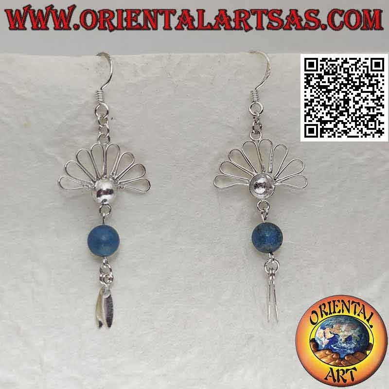 Pendientes de plata con parte de una margarita y perla turquesa con colgantes