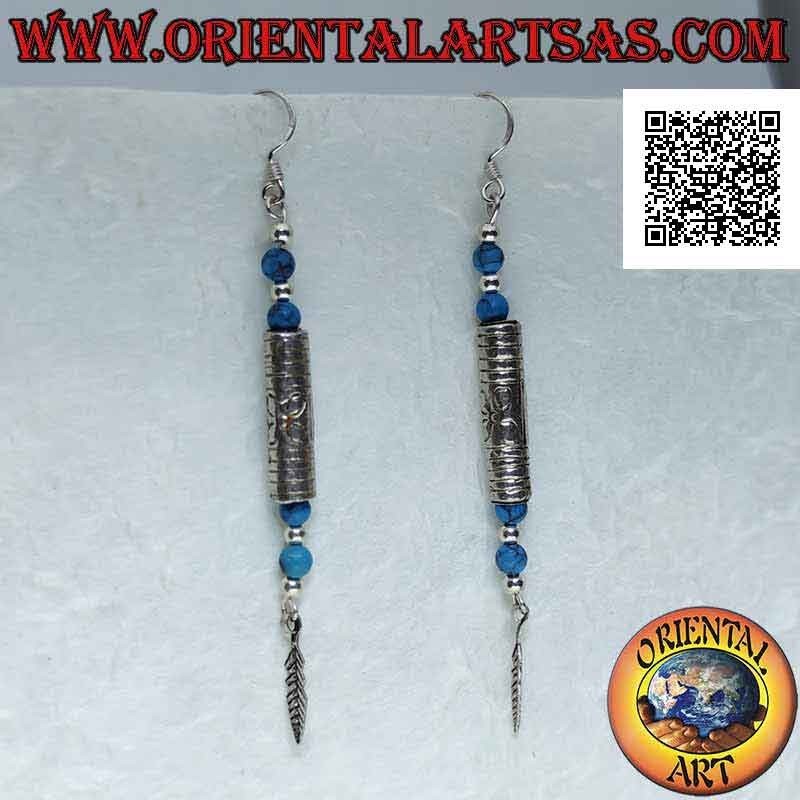 Orecchini in argento a tubo decorato con perline turchese sopra e sotto e piuma pendente