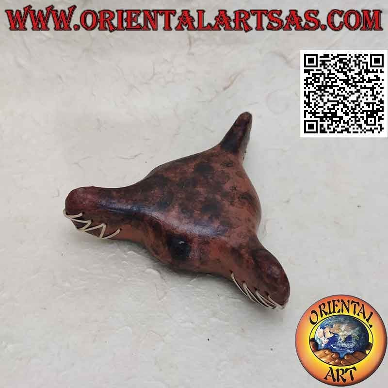 Portavelas de tres patas en terracota y adornos con corteza