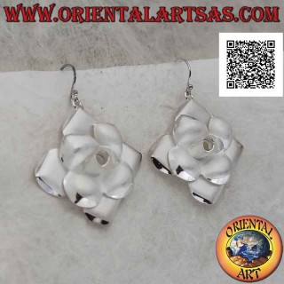 Boucles d'oreilles en argent satiné losange équilatéral avec rose en haut relief central