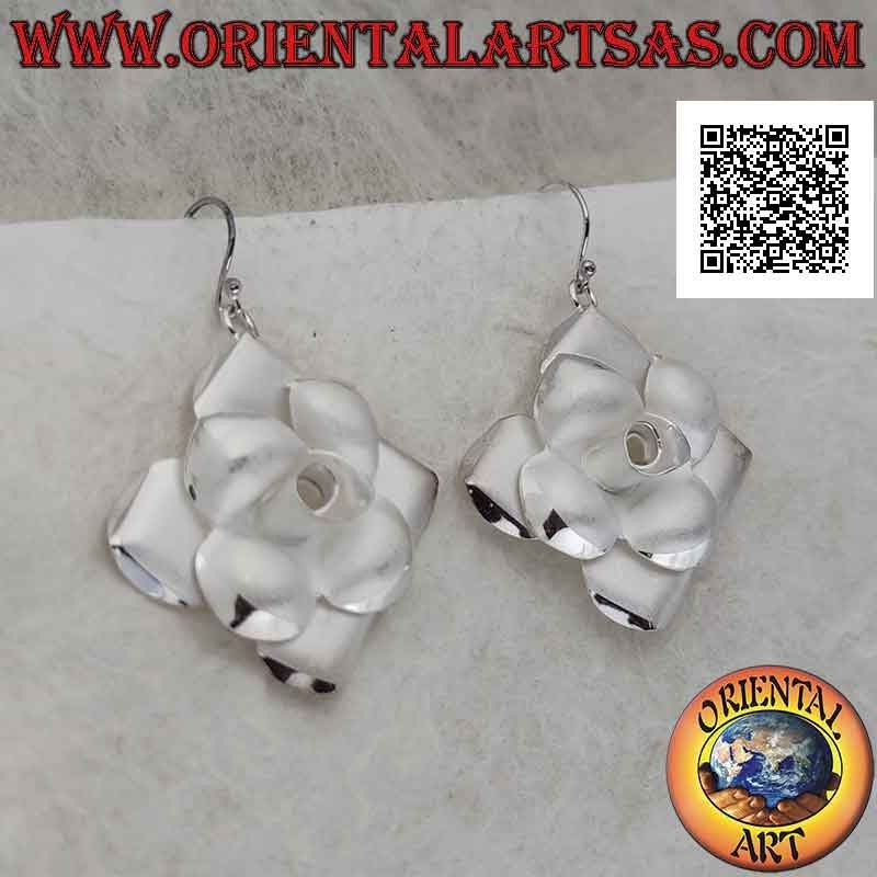 Pendientes de plata satinada con rombos equiláteros con rosa en alto relieve central