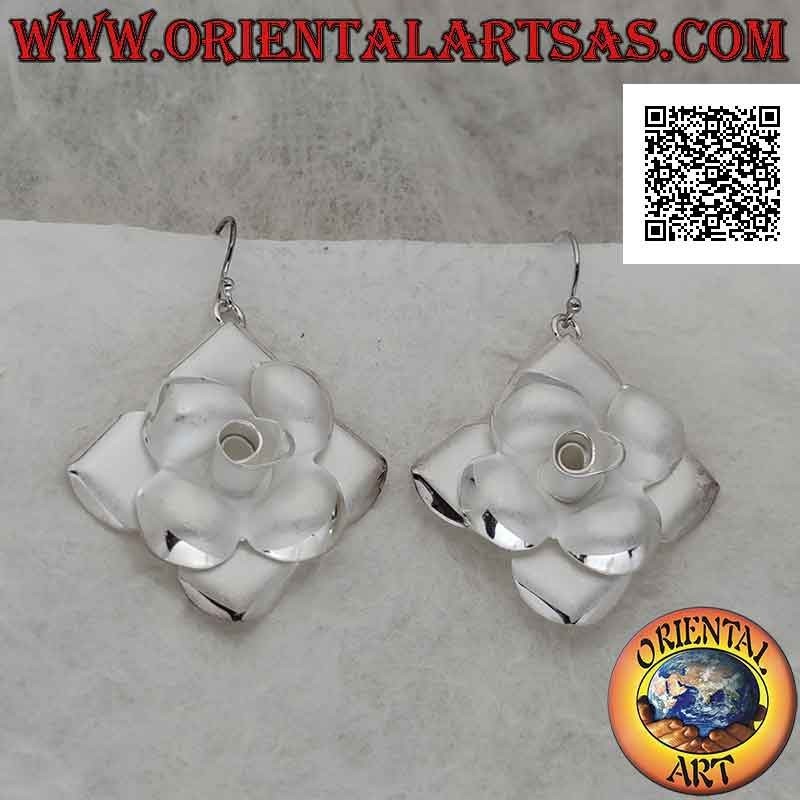 Orecchini in argento satinato a rombo equilatero con rosa in altorilievo centrale