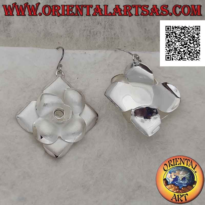 Boucles d'oreilles en argent satiné losange équilatéral avec rose en haut relief central