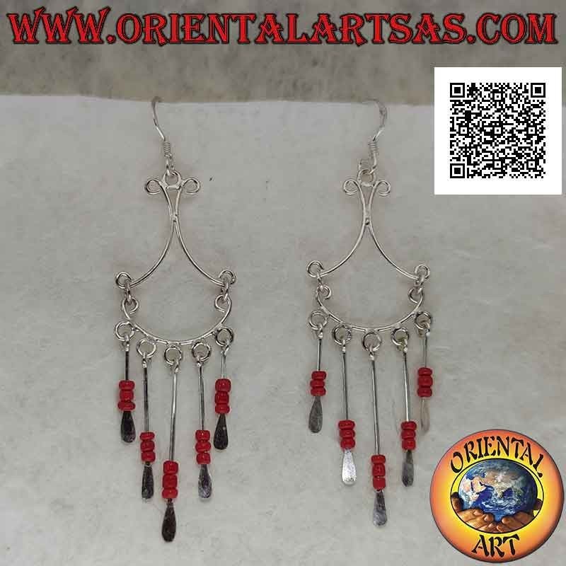 Boucles d'oreilles en argent avec un nœud accroché par des fils convexes et des rangées de trio de perles de corail