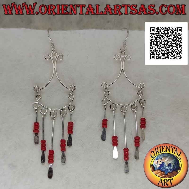 Boucles d'oreilles en argent avec un nœud accroché par des fils convexes et des rangées de trio de perles de corail