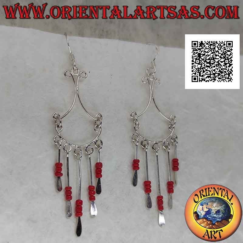 Boucles d'oreilles en argent avec un nœud accroché par des fils convexes et des rangées de trio de perles de corail