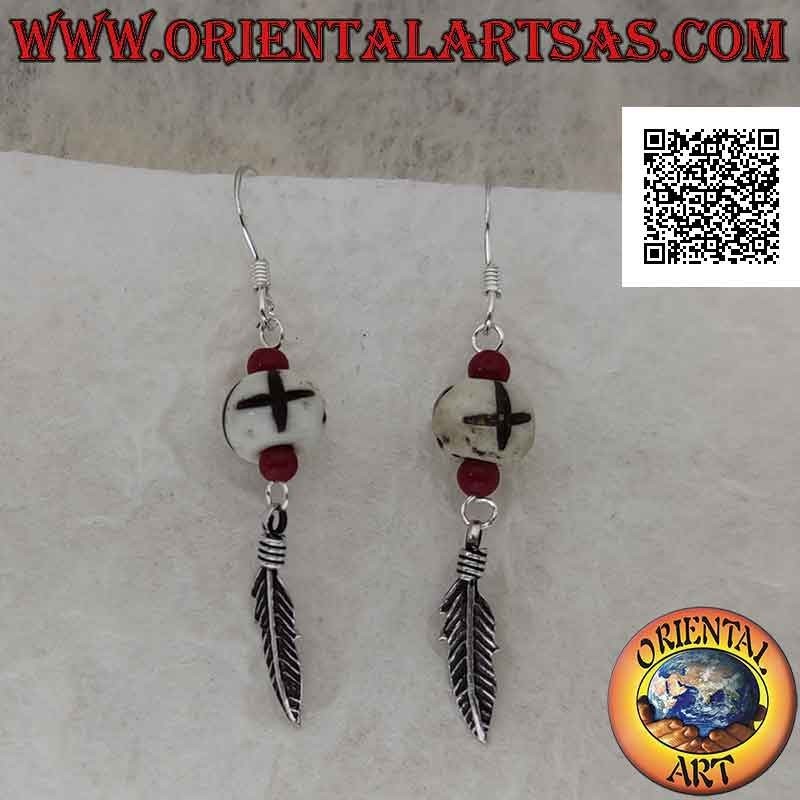 Pendientes de plata con perla blanca grabada entre dos perlas de coral y una pluma colgante