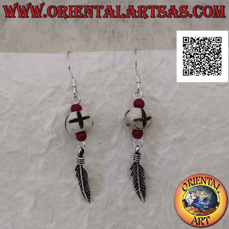 Pendientes de plata con perla blanca grabada entre dos perlas de coral y una pluma colgante