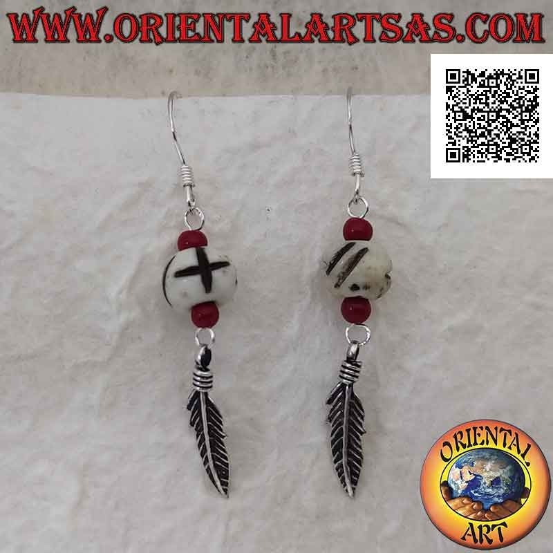 Pendientes de plata con perla blanca grabada entre dos perlas de coral y una pluma colgante