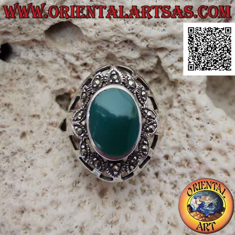 Bague en argent avec agate verte ovale entourée d'inserts ovales avec marcassite et ouverture latérale