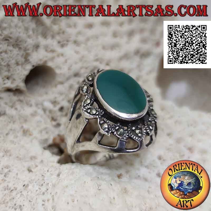Bague en argent avec agate verte ovale entourée d'inserts ovales avec marcassite et ouverture latérale
