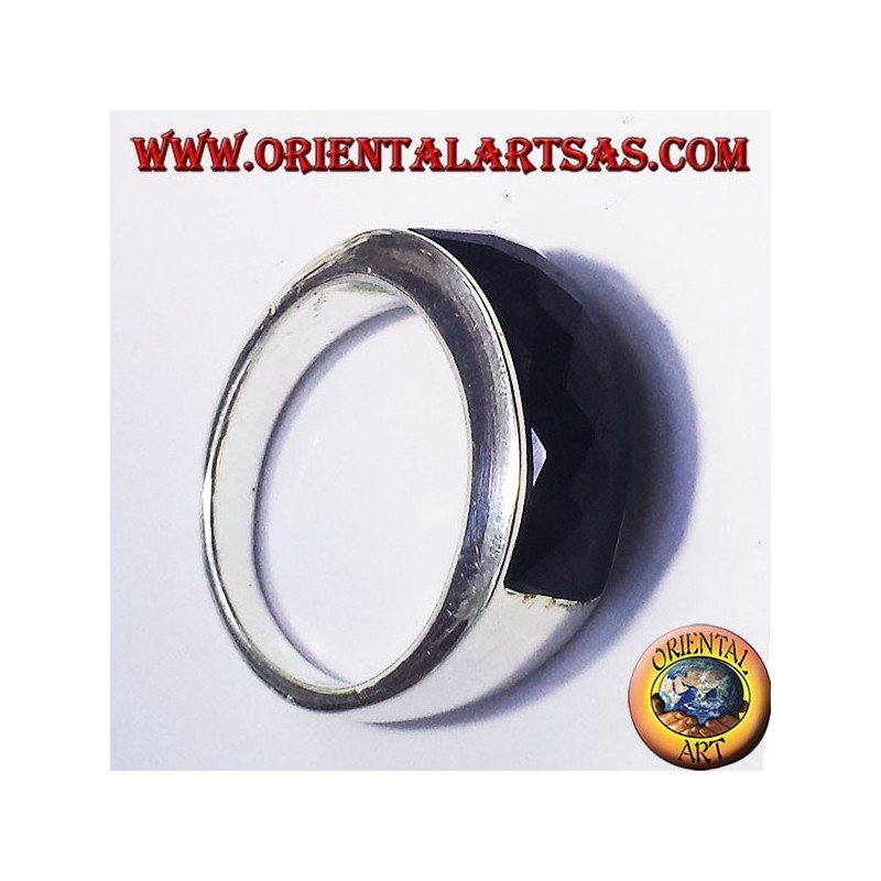 bague en argent avec la courbe rectangulaire à facettes onyx