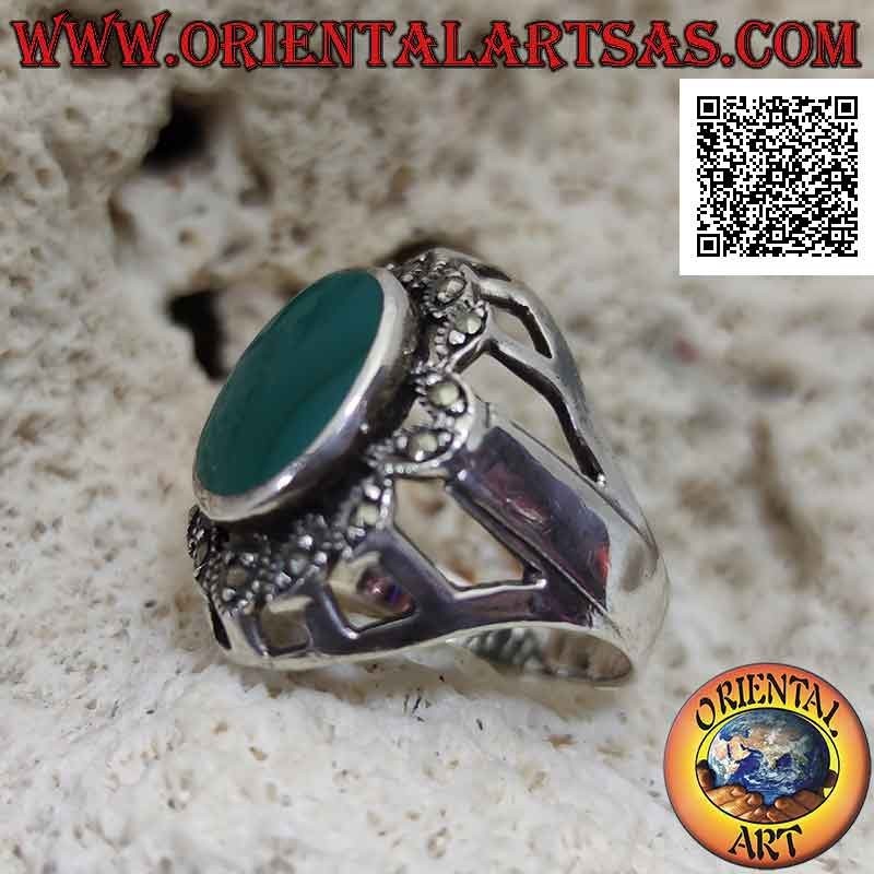 Bague en argent avec agate verte ovale entourée d'inserts ovales avec marcassite et ouverture latérale