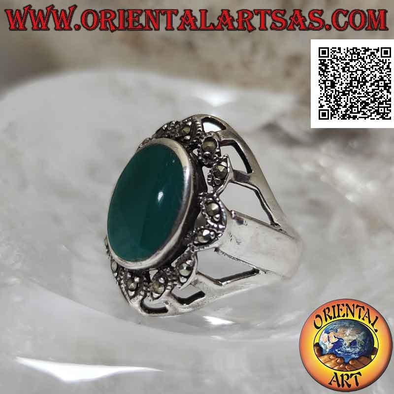 Bague en argent avec agate verte ovale entourée d'inserts ovales avec marcassite et ouverture latérale