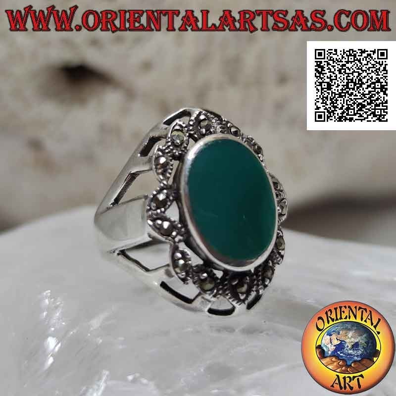 Bague en argent avec agate verte ovale entourée d'inserts ovales avec marcassite et ouverture latérale
