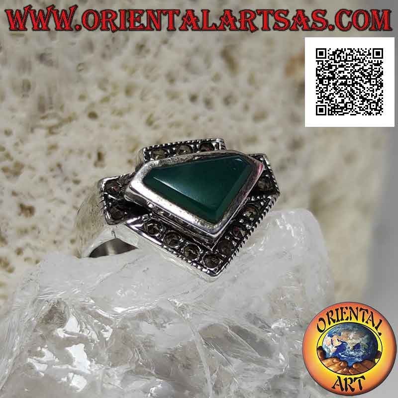 Anillo de plata con ágata verde triangular rodeada de marcasita en varios niveles