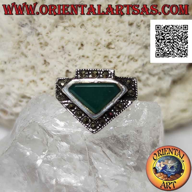 Bague en argent avec agate verte triangulaire entourée de marcassite à différents niveaux