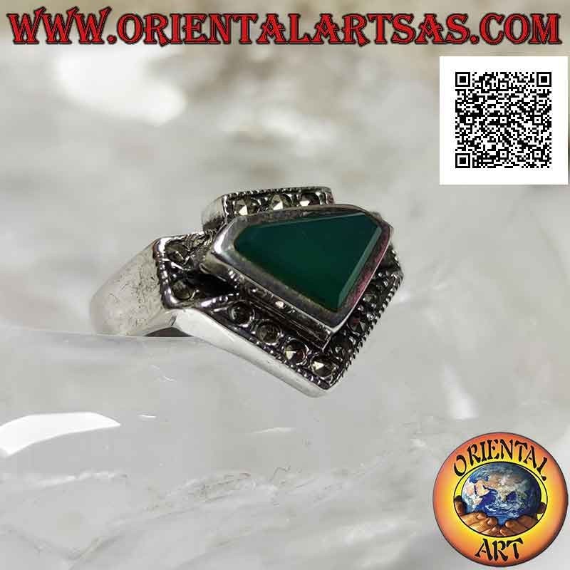 Bague en argent avec agate verte triangulaire entourée de marcassite à différents niveaux