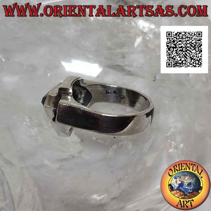 Anillo de plata con ágata verde triangular rodeada de marcasita en varios niveles