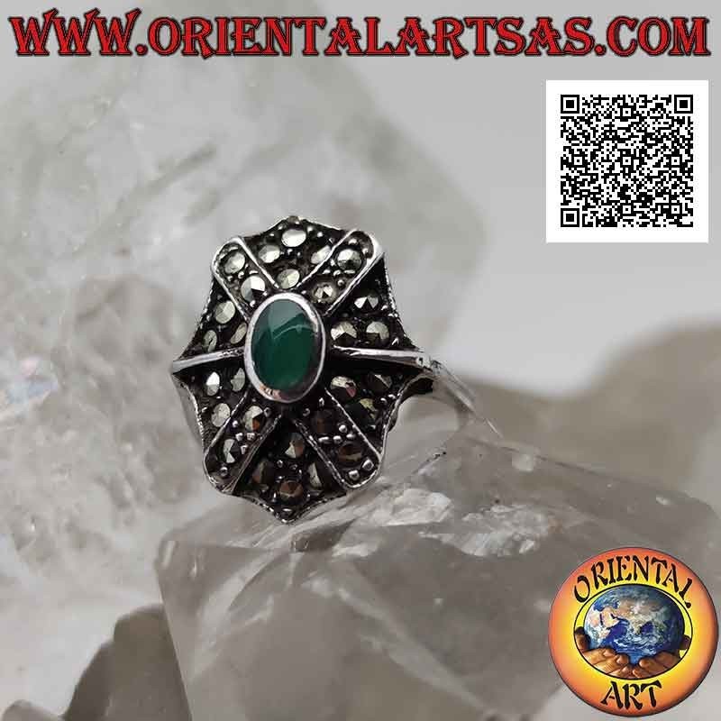 Bague en argent avec agate verte ovale sur bouclier octogonal et croix superposée parsemée de marcassite