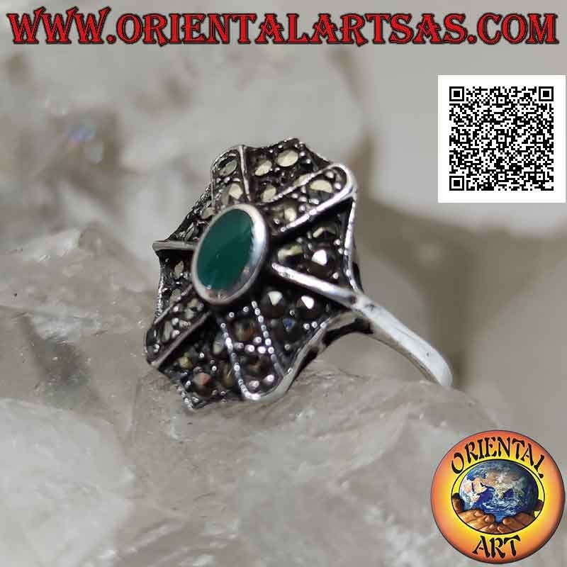 Anillo de plata con ágata verde ovalada sobre escudo octogonal y cruz superpuesta tachonada de marcasita