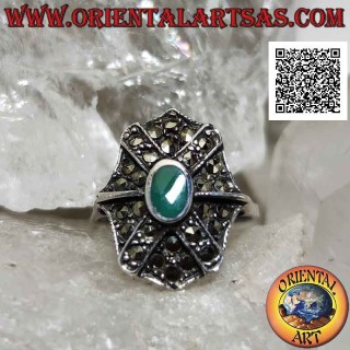 Anello in argento con agata verde ovale su scudo ottagonale e croce sovrapposta tempestato di marcassite