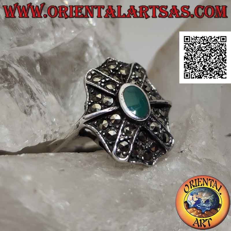 Anello in argento con agata verde ovale su scudo ottagonale e croce sovrapposta tempestato di marcassite