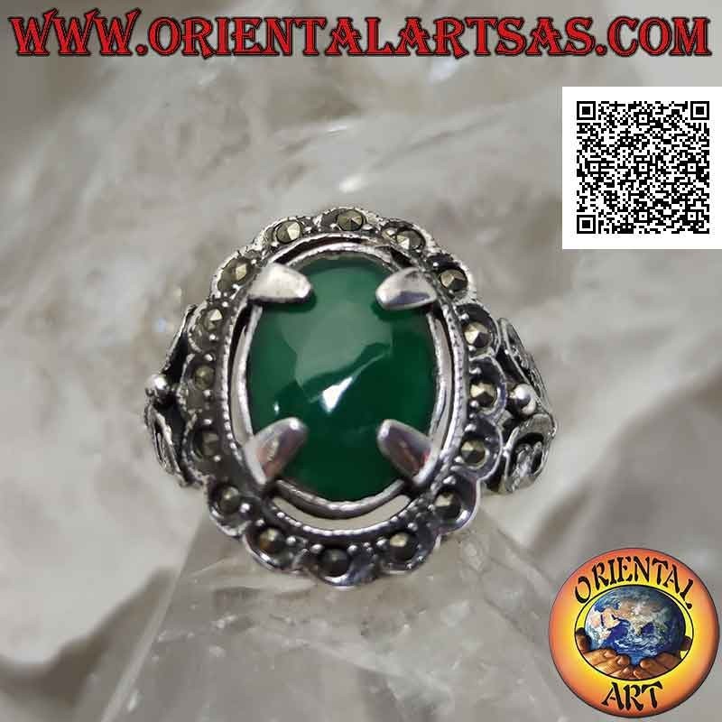 Bague en argent avec agate verte ovale harponnée entourée de marcassite et avec décorations latérales