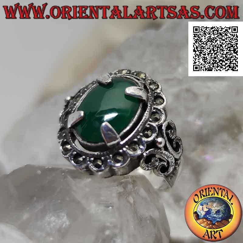Anillo de plata con ágata verde ovalada arponada rodeada de marcasita y con decoraciones laterales