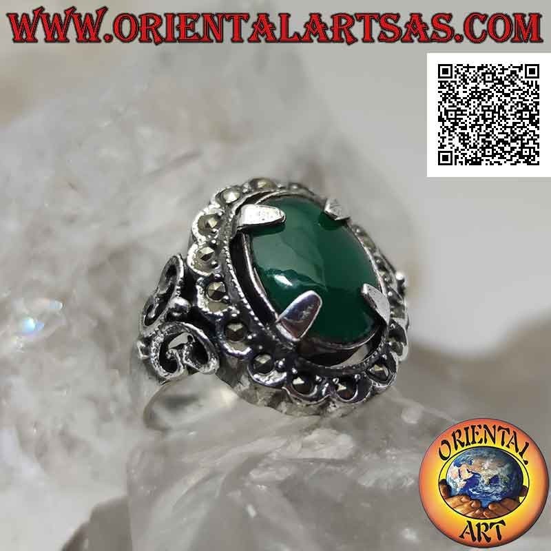 Bague en argent avec agate verte ovale harponnée entourée de marcassite et avec décorations latérales