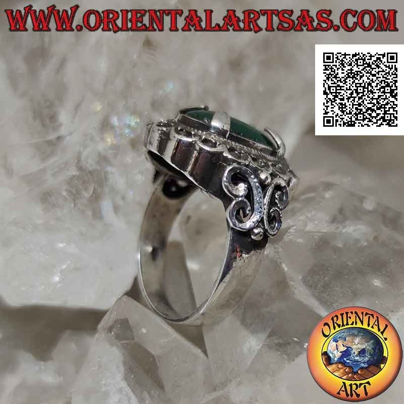 Bague en argent avec agate verte ovale harponnée entourée de marcassite et avec décorations latérales