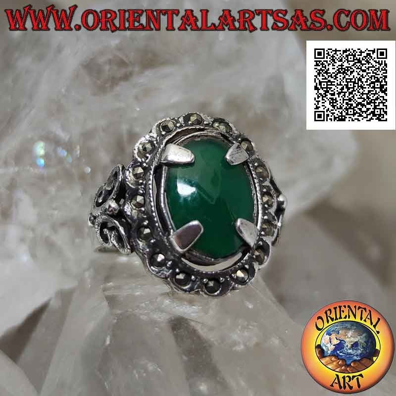 Anello in argento con agata verde ovale arpionata contornata da marcassite e con decori laterali