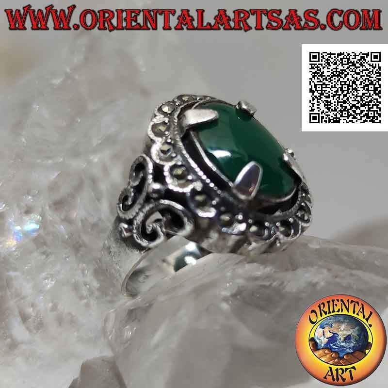 Bague en argent avec agate verte ovale harponnée entourée de marcassite et avec décorations latérales