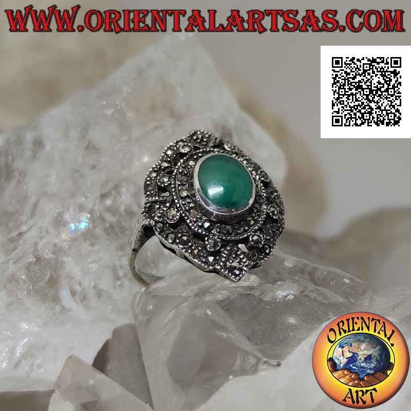 Anello in argento con agata verde ovale su doppio scudo tempestato di marcassiti