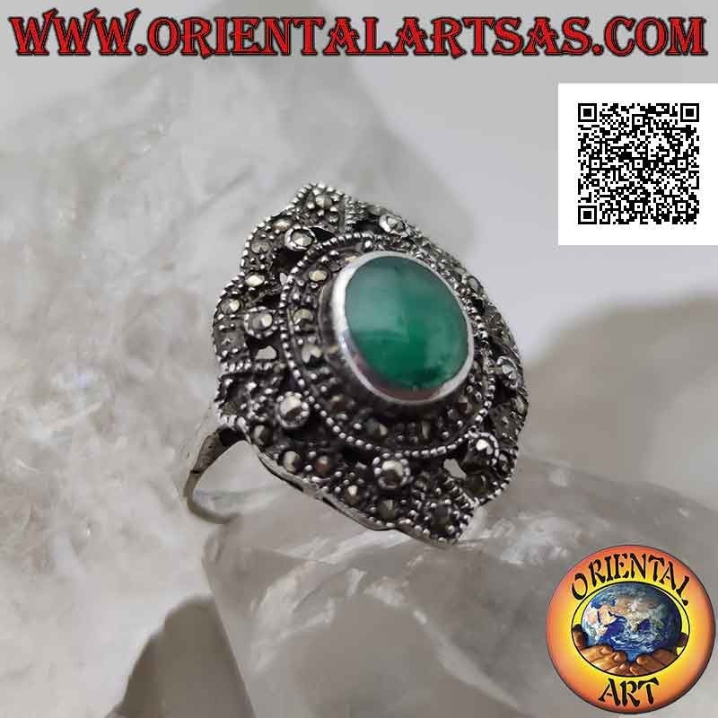 Anello in argento con agata verde ovale su doppio scudo tempestato di marcassiti