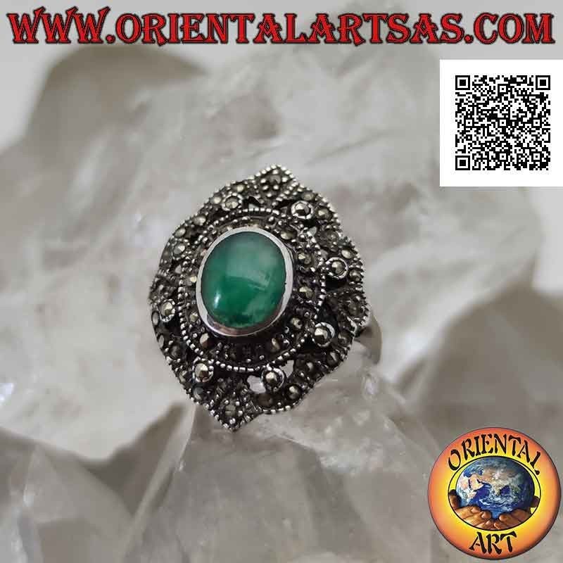 Anillo de plata con ágata verde ovalada sobre doble escudo tachonado de marcasitas