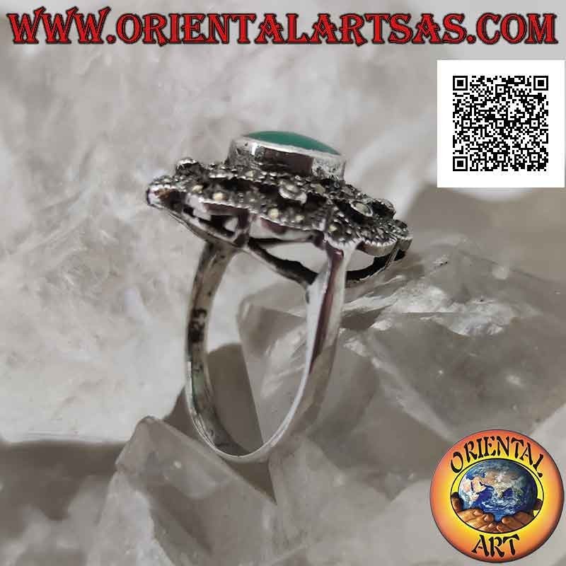 Anillo de plata con ágata verde ovalada sobre doble escudo tachonado de marcasitas