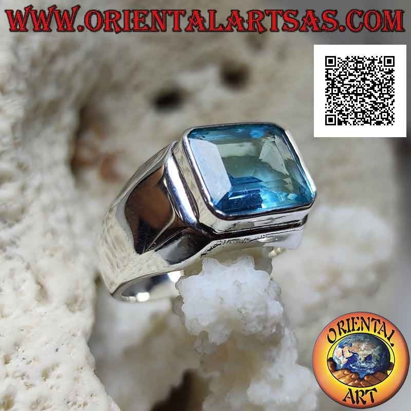 Glatter silberner Ring mit einem erhabenen rechteckigen Topas im Baguetteschnitt
