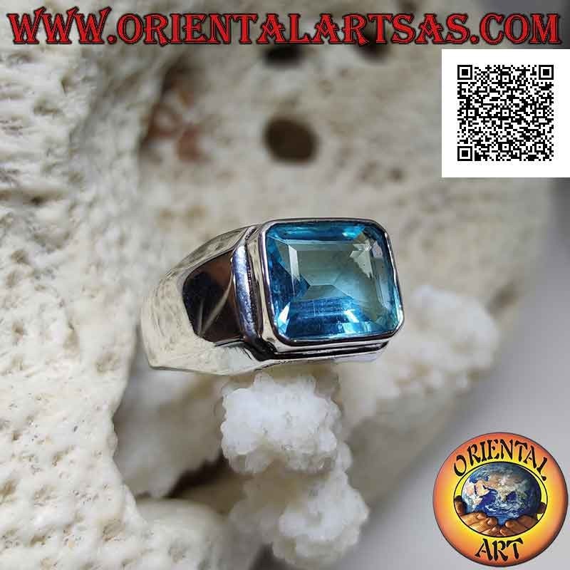 Bague en argent lisse avec une topaze taille baguette rectangulaire en relief
