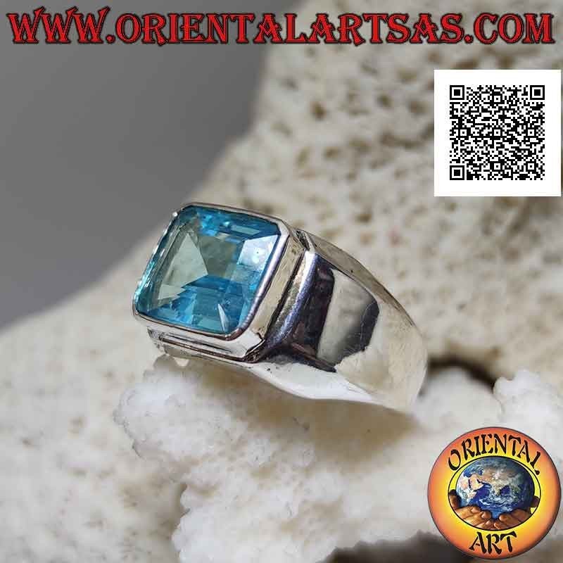 Bague en argent lisse avec une topaze taille baguette rectangulaire en relief