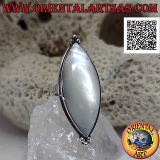 Bague ajustable en argent avec grande navette en nacre sur une monture lisse et trio de boules