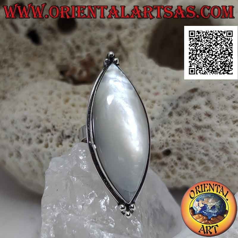 Anillo de plata ajustable con gran lanzadera de nácar en un marco suave y trío de bolas