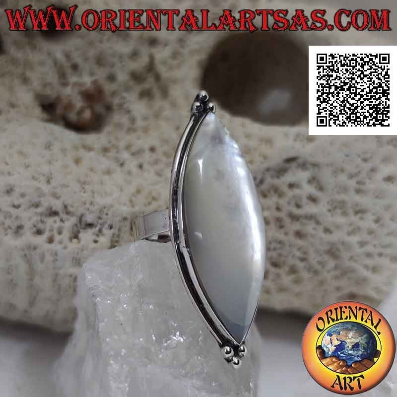 Bague ajustable en argent avec grande navette en nacre sur une monture lisse et trio de boules